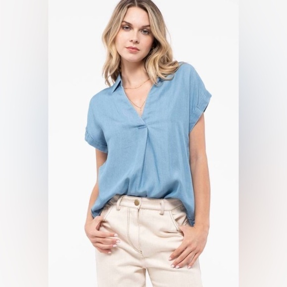 NWT Mine Women’s Chambray Rolled Short Sleeve Back Button Blouse Sz Small, Blue - Picture 4 of 9